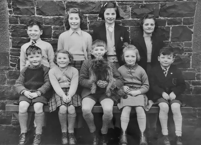 Historic group of Crawfordjohn schoolchildren
